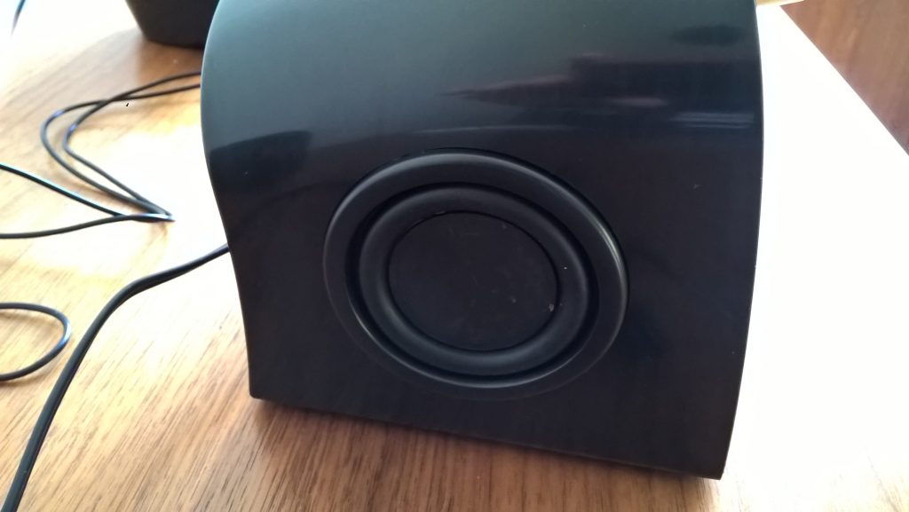 Membrana lateral que permite al subwoofer la amplitud necesaria para maximizar los graves en poco espacio. Heredados de su hermano pequeño el modelo MS1