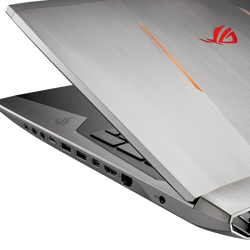 Una curiosidad de este portátil, es que lleva el conector de alimentación a la derecha en lugar de atrás. Asus ROG G752VS-GC310T, conector